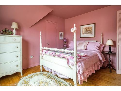 144 Brantdale Avenue, Hamilton, ON - Indoor Photo Showing Bedroom