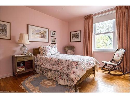 144 Brantdale Avenue, Hamilton, ON - Indoor Photo Showing Bedroom