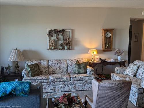 312-56 Kerman Avenue, Grimsby, ON - Indoor Photo Showing Living Room