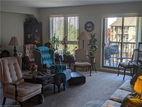 312-56 Kerman Avenue, Grimsby, ON - Indoor Photo Showing Living Room