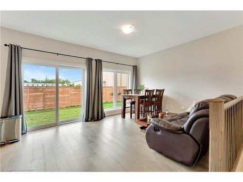 104 Parkside Drive, St. Catharines, ON - Indoor Photo Showing Living Room