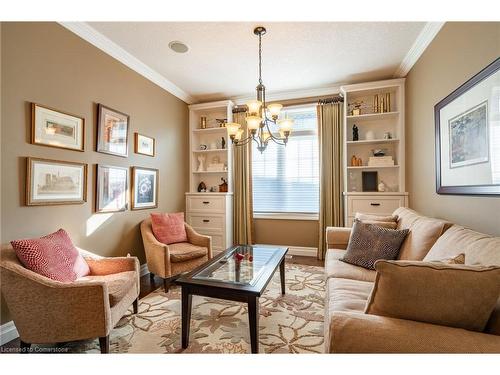 24-875 University Avenue E, Waterloo, ON - Indoor Photo Showing Living Room