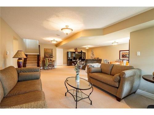 24-875 University Avenue E, Waterloo, ON - Indoor Photo Showing Living Room