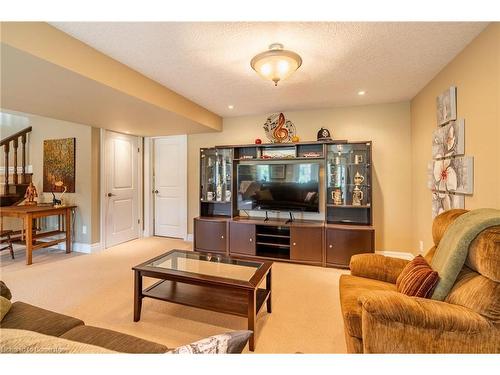 24-875 University Avenue E, Waterloo, ON - Indoor Photo Showing Living Room