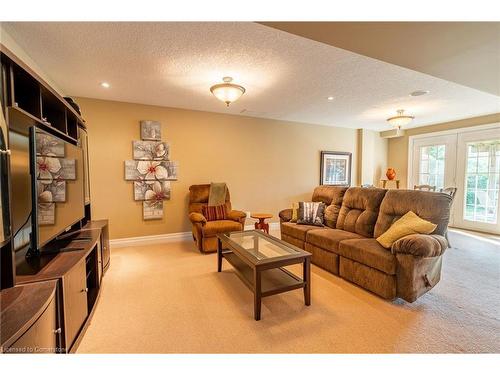 24-875 University Avenue E, Waterloo, ON - Indoor Photo Showing Living Room