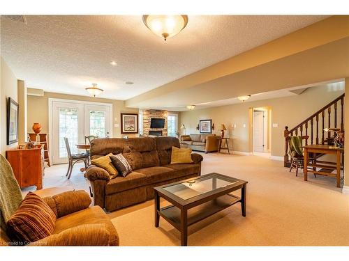 24-875 University Avenue E, Waterloo, ON - Indoor Photo Showing Living Room