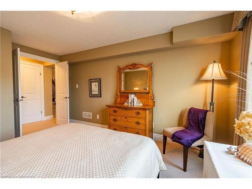 24-875 University Avenue E, Waterloo, ON - Indoor Photo Showing Bedroom