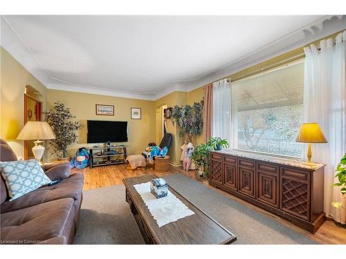 6749 Betty Avenue, Niagara Falls, ON - Indoor Photo Showing Living Room