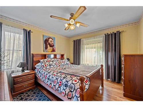 6749 Betty Avenue, Niagara Falls, ON - Indoor Photo Showing Bedroom