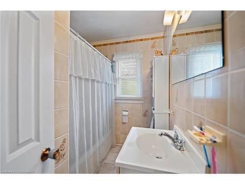 6749 Betty Avenue, Niagara Falls, ON - Indoor Photo Showing Bathroom