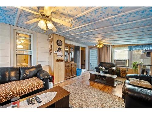 6749 Betty Avenue, Niagara Falls, ON - Indoor Photo Showing Living Room