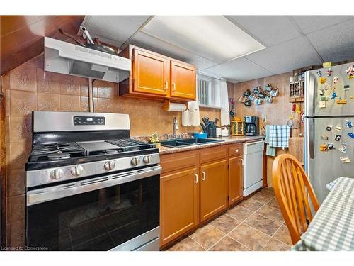 6749 Betty Avenue, Niagara Falls, ON - Indoor Photo Showing Kitchen With Double Sink