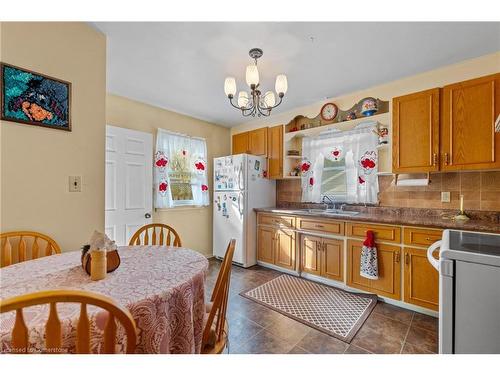 6749 Betty Avenue, Niagara Falls, ON - Indoor Photo Showing Kitchen