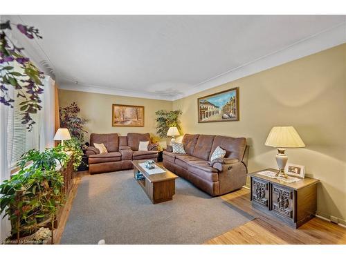 6749 Betty Avenue, Niagara Falls, ON - Indoor Photo Showing Living Room