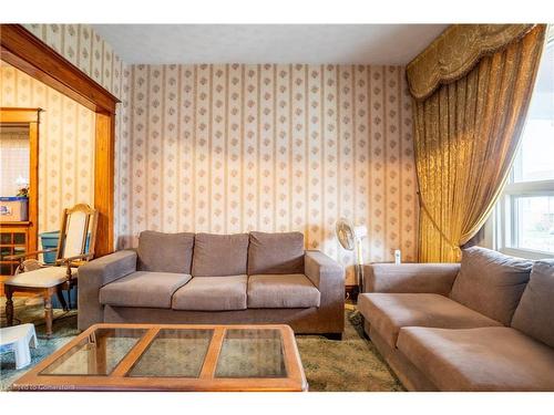 78 Barnesdale Avenue N, Hamilton, ON - Indoor Photo Showing Living Room