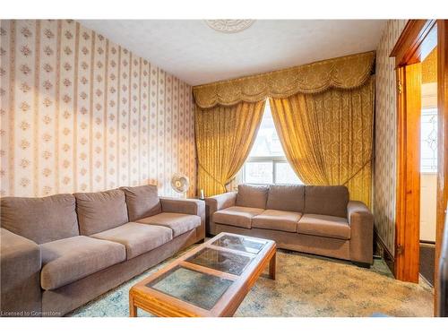 78 Barnesdale Avenue N, Hamilton, ON - Indoor Photo Showing Living Room