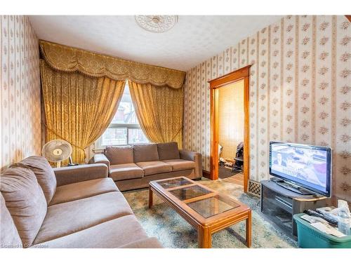 78 Barnesdale Avenue N, Hamilton, ON - Indoor Photo Showing Living Room