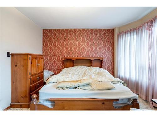 78 Barnesdale Avenue N, Hamilton, ON - Indoor Photo Showing Bedroom