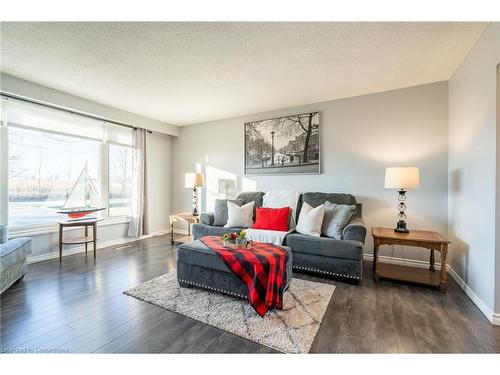 3395 Tisdale Road, Mount Hope, ON - Indoor Photo Showing Living Room