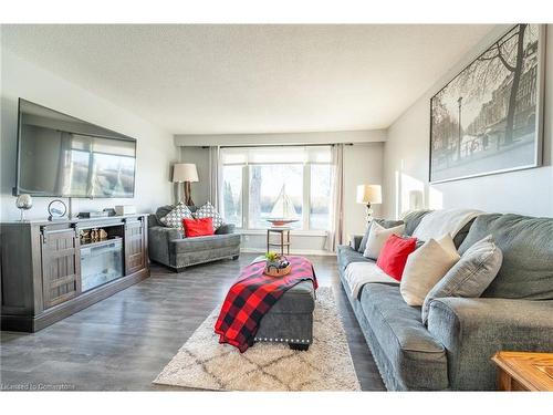 3395 Tisdale Road, Mount Hope, ON - Indoor Photo Showing Living Room