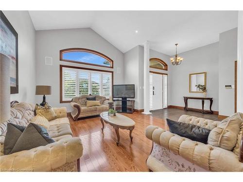 117 Christopher Drive, Hamilton, ON - Indoor Photo Showing Living Room