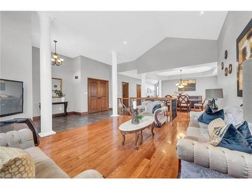 117 Christopher Drive, Hamilton, ON - Indoor Photo Showing Living Room