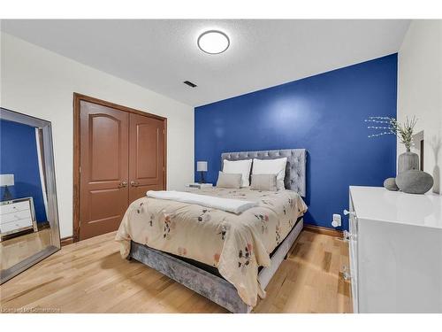 117 Christopher Drive, Hamilton, ON - Indoor Photo Showing Bedroom