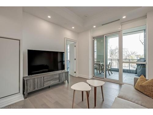 203-2060 Lakeshore Road, Burlington, ON - Indoor Photo Showing Living Room