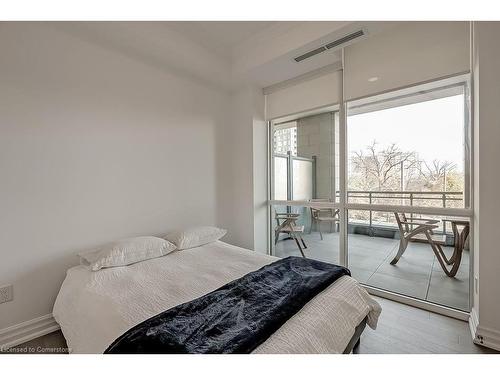 203-2060 Lakeshore Road, Burlington, ON - Indoor Photo Showing Bedroom