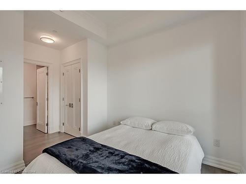 203-2060 Lakeshore Road, Burlington, ON - Indoor Photo Showing Bedroom