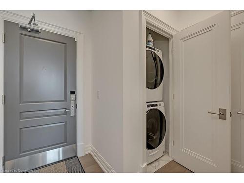 203-2060 Lakeshore Road, Burlington, ON - Indoor Photo Showing Laundry Room