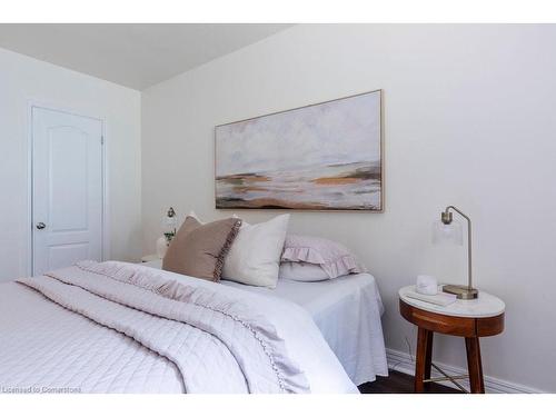 256 Charlton Avenue E, Hamilton, ON - Indoor Photo Showing Bedroom