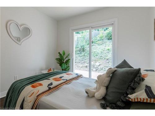 256 Charlton Avenue E, Hamilton, ON - Indoor Photo Showing Bedroom