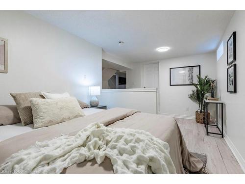 256 Charlton Avenue E, Hamilton, ON - Indoor Photo Showing Bedroom