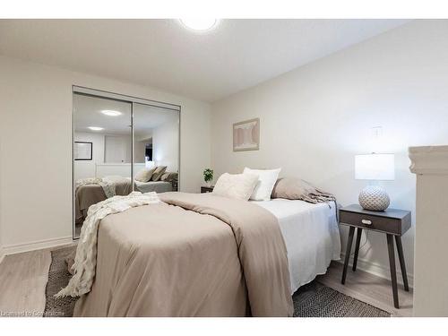 256 Charlton Avenue E, Hamilton, ON - Indoor Photo Showing Bedroom