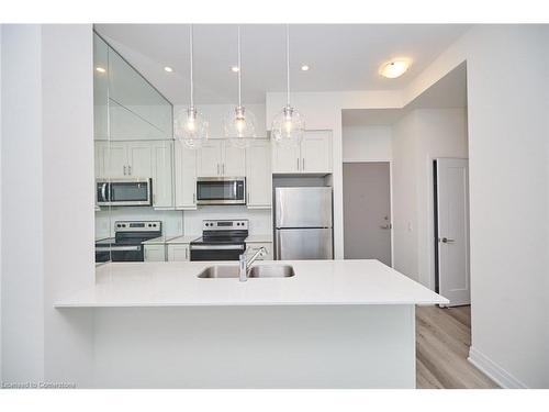 1007-16 Concord Place, Grimsby, ON - Indoor Photo Showing Kitchen With Double Sink With Upgraded Kitchen