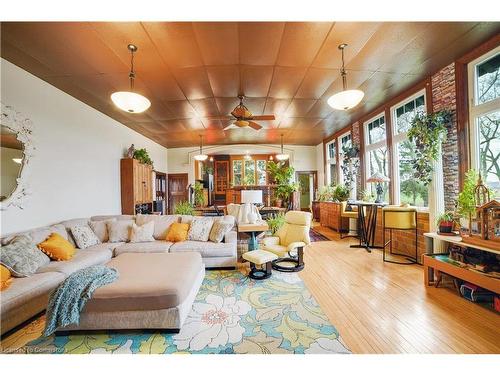 687 Highway 6, Caledonia, ON - Indoor Photo Showing Living Room