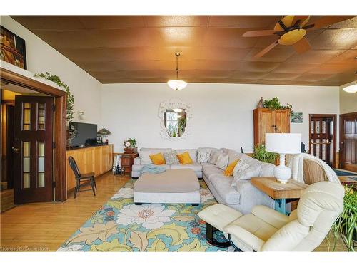 687 Highway 6, Caledonia, ON - Indoor Photo Showing Living Room