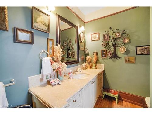 687 Highway 6, Caledonia, ON - Indoor Photo Showing Bathroom