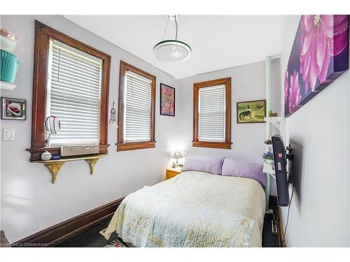 687 Highway 6, Caledonia, ON - Indoor Photo Showing Bedroom