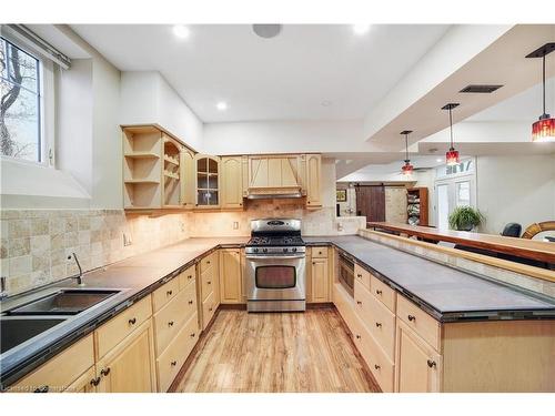 687 Highway 6, Caledonia, ON - Indoor Photo Showing Kitchen