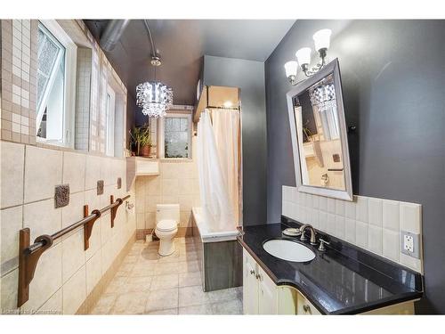 687 Highway 6, Caledonia, ON - Indoor Photo Showing Bathroom