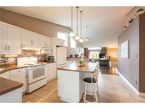 8503 Greenfield Crescent, Niagara Falls, ON - Indoor Photo Showing Kitchen