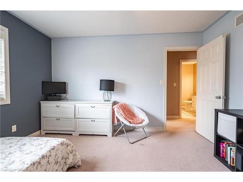 8503 Greenfield Crescent, Niagara Falls, ON - Indoor Photo Showing Bedroom