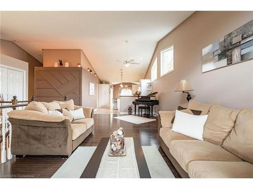 8503 Greenfield Crescent, Niagara Falls, ON - Indoor Photo Showing Living Room