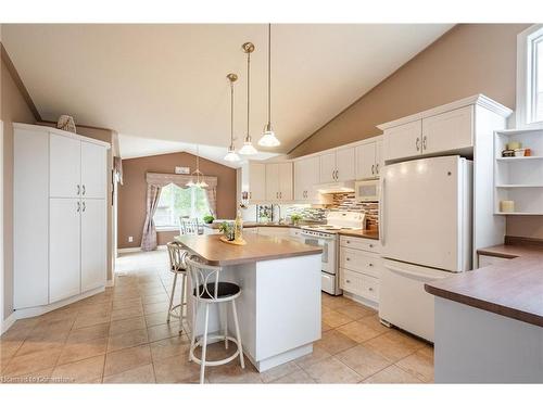 8503 Greenfield Crescent, Niagara Falls, ON - Indoor Photo Showing Kitchen