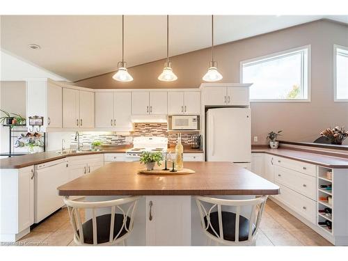 8503 Greenfield Crescent, Niagara Falls, ON - Indoor Photo Showing Kitchen With Double Sink