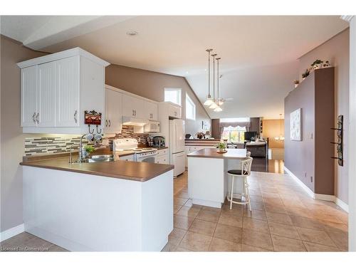 8503 Greenfield Crescent, Niagara Falls, ON - Indoor Photo Showing Kitchen