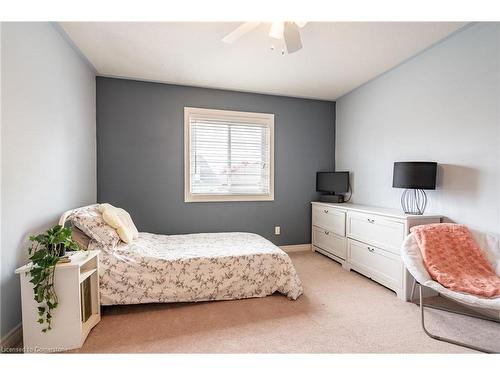 8503 Greenfield Crescent, Niagara Falls, ON - Indoor Photo Showing Bedroom