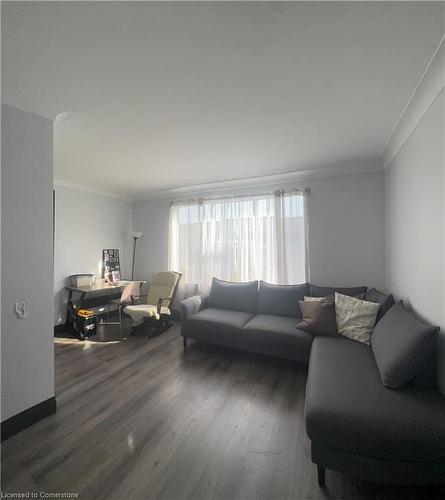 5-245 Mohawk Road E, Hamilton, ON - Indoor Photo Showing Living Room